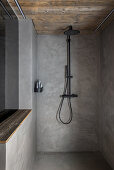 Duschbereich im Badezimmer mit grauen Wänden und Decke aus Recyclingholz