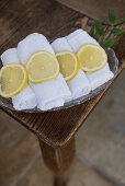 Handtuchrollen mit Zitronenscheiben