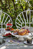 Gedeckter Tisch zu Tea Time im Garten