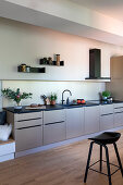 Light kitchen in a subtle shade of grey