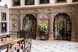 Handgefertigte Türvorhänge aus dem 17. Jahrhundert in einem dekorativ getäfelten Esszimmer