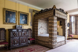 Himmelbett mit Flammenstichstickerei aus dem 17. Jahrhundert und vergoldetem Kunstwerk über dem Schrank mit Intarsien