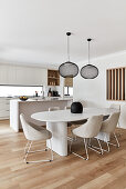 Moderne, offene Küche mit Essbereich im Küstenstil,  Säulen-Esstisch im 80r Jahre Stil und weiße, gepolsterte Stühle