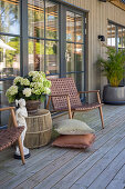 Terrasse mit Holzdielen und stilvollen Gartenmöbeln