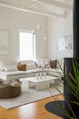 Modernes Wohnzimmer mit klaren Linien, Holzfußboden und minimalistischer Dekoration