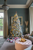 Weihnachtlich dekorierter Baum mit Geschenken im eleganten Wohnzimmer