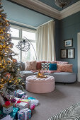 Weihnachtlich geschmücktes Wohnzimmer mit Baum und Geschenken