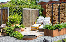 Cozy seating area with sun loungers and water basin in the garden
