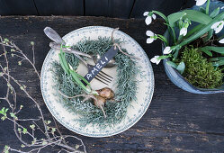 Gedeck mit Tischkärtchen und Kranz aus Zypresse, Schneeglöckchen (Galanthus) im Topf