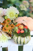Herbstliche Deko mit Kürbis, Zieräpfeln, Chrysanthemen
