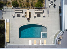 Blick von oben auf sonnige Terrasse mit Pool