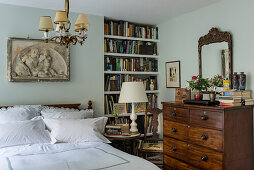 Historisches Schlafzimmer mit Gipsabguss von Pan und Satyr über dem Bett, britischer Landhausstil