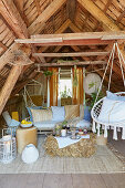 Rustikale Dachboden-Lounge mit Hängesessel und Naturmaterialien