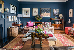 Wohnzimmer im eklektischen Stil mit blauen Wänden und vielfältiger Kunst