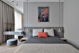 Modernes Schlafzimmer mit Polsterbett und dezenten Farbtönen in Grau