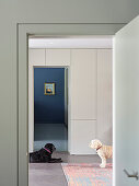 Blick durch den Flur mit Hunden in Haus mit moderner Einrichtung