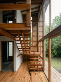 Blick auf Holztreppe und ins Bad im modernen Einfamilienhaus, Ecuador