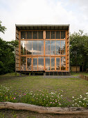 Holzhaus mit bodentiefen Fenstern und Ausblick auf Garten, Don Juan, Ecuador