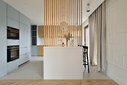 Moderne Küche mit Trennwand aus Holz in Warschau