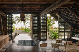Wohnraum eines nachhaltigen Hauses mit Bambuskonstruktion und Strandblick