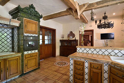 Rustikale Küche mit Holzschränken und Keramikfliesen