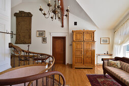 Helles Wohnzimmer mit antiken Holzmöbeln und Kronleuchter
