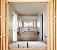 Badezimmer mit Holzlamellen und modernem Design