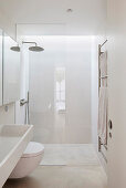 Modernes Badezimmer mit Glasdusche und weißem Interieur