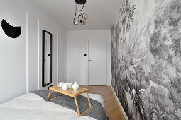 Schlafzimmer mit Wandtapete und minimalistischem Design