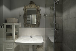 Barockspiegel über Waschtisch im Badezimmer mit Duschkabine