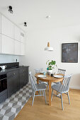 Moderne Küche mit Holz-Esstisch und Stühlen in Grautönen