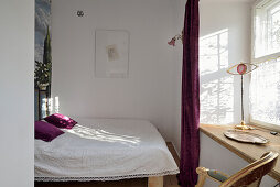 Schlafzimmer mit Holzmöbeln und violetten Akzenten