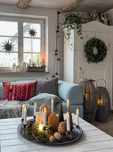 Wohnzimmer im Landhausstil mit weihnachtlicher Dekoration