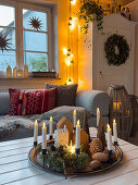 Wohnzimmer im Landhausstil mit weihnachtlicher Dekoration