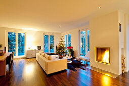 Moderne Wohnung mit Weihnachtsbaum und Kamin, Hamburg, Deutschland