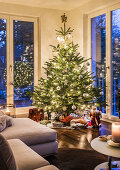 Weihnachtsbaum mit Geschenken in einer modernen Wohnung in Hamburg, Nord Deutschland, Deutschland