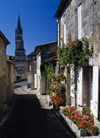 Blick entlang einer engen, malerischen Gasse auf die alte Kirche von St.Emillion, Gironde, Bordeaux