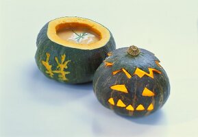 Geschnitzte Kürbisse für Suppe und Halloween