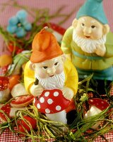 Garden gnomes in grass as table decoration