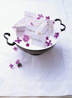 Tischkärtchen mit violetten Blüten