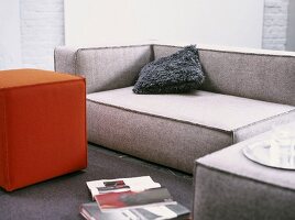 Recamiere aus Filz und passende Würfelhocker in grau und ziegelrot