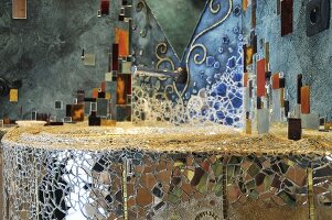 Waschtisch ausgelegt mit Mosaik aus Spiegelsteinen & bunten Steinen