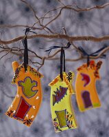 Halloween-Kekse hängen an Zweigen zur Dekoration