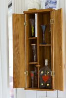 Waschtisch mit Spiegel im Bad – weisse Holzverkleidung an Wand und