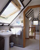 Ein modernes und mit blauer Mosaik gefliestes Badezimmer und eine weiße