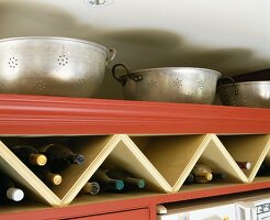 Weisse Tagesdecke auf antikem Messingbett in elegantem Schlafzimmer mit