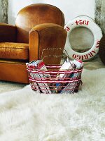 Brauner Ledersessel und Drahtkorb mit Zeitschriften auf weißem, flokatiartigem Teppich