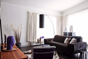 Zwei 50er Jahre Vintagestühle als Kleiderablage im Schlafzimmer mit Bad