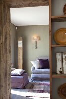 Blick durch offene Terrassentür auf gedeckten Tisch vor ländlichem