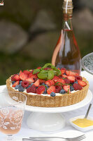 Beerentarte mit frischen Himbeeren, Blaubeeren und Erdbeeren